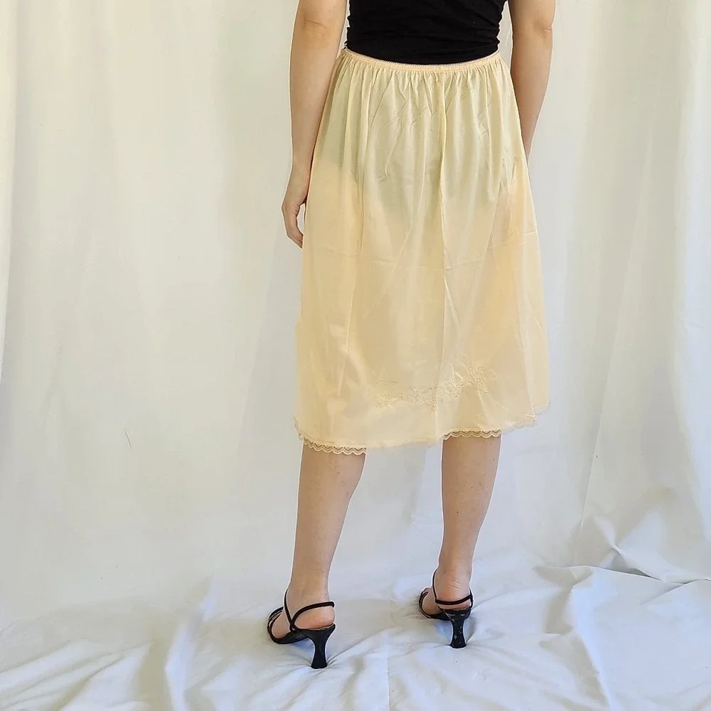 70s Nude Knee‎ Length Slip - Picture 3 of 6